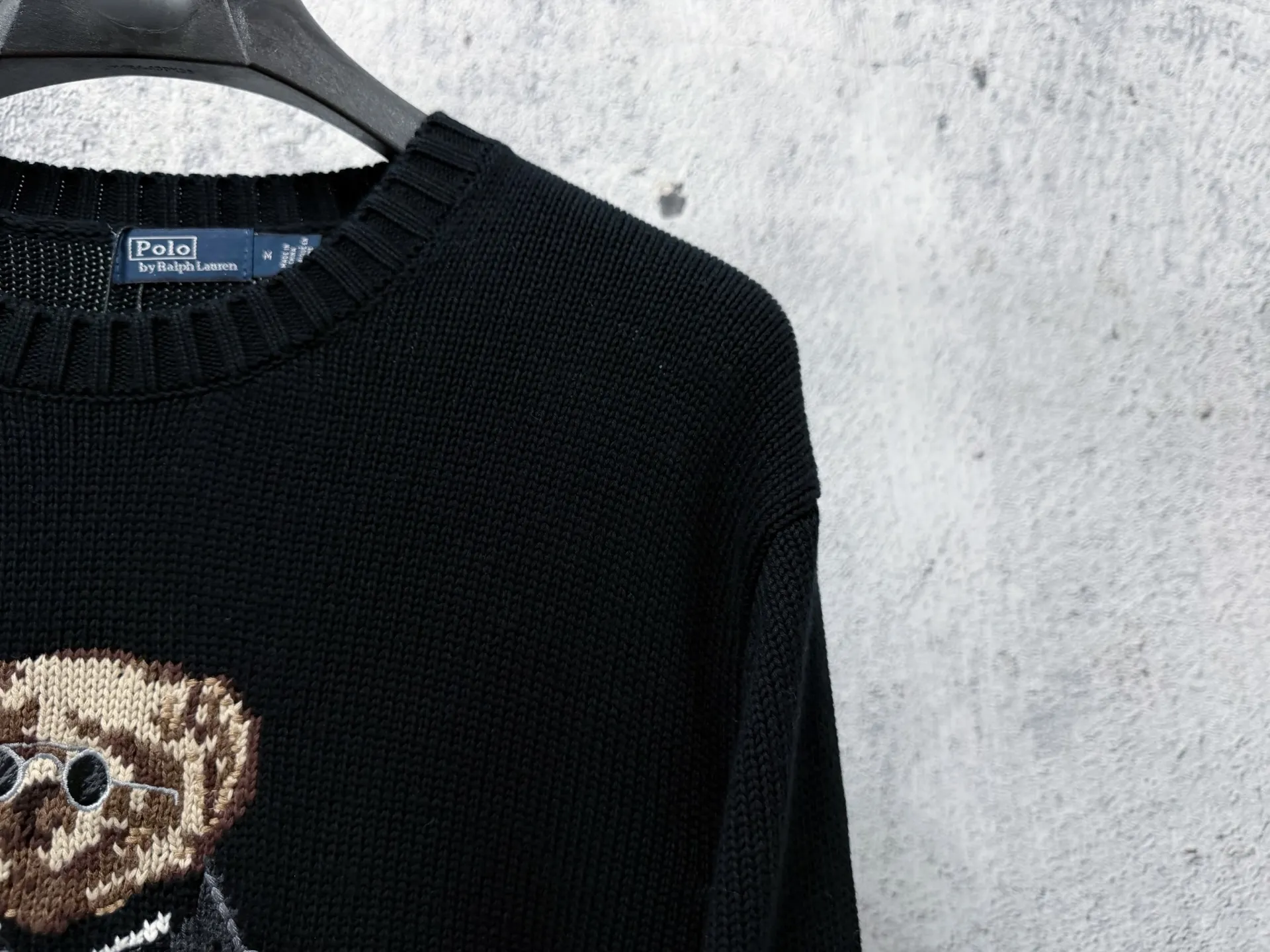 (Original) Ral Lauren Spring 26 lo Bear loose-fitting cotton crew neck sweater Bear Series bear embroidery Brown wearing bear, with three-dimensional bear embroidery, childlike and elegant. Round neck design + wide threaded hem and cuffs with exquisite details, "RL" logo on the left hem. It can be easily matched with high-waisted pants or skirts for commuting, dating, and leisure. You can switch between college style or retro style at will. College style jacket bear sweater ♥️Classic H loose version. Imported cotton yarn texture is invincible. Three-dimensional bear embroidery technology, pure hand-made cross-stitch method, LP letters, childlike high-end Retro casual style, a must-have for quality control! Size：S-XL